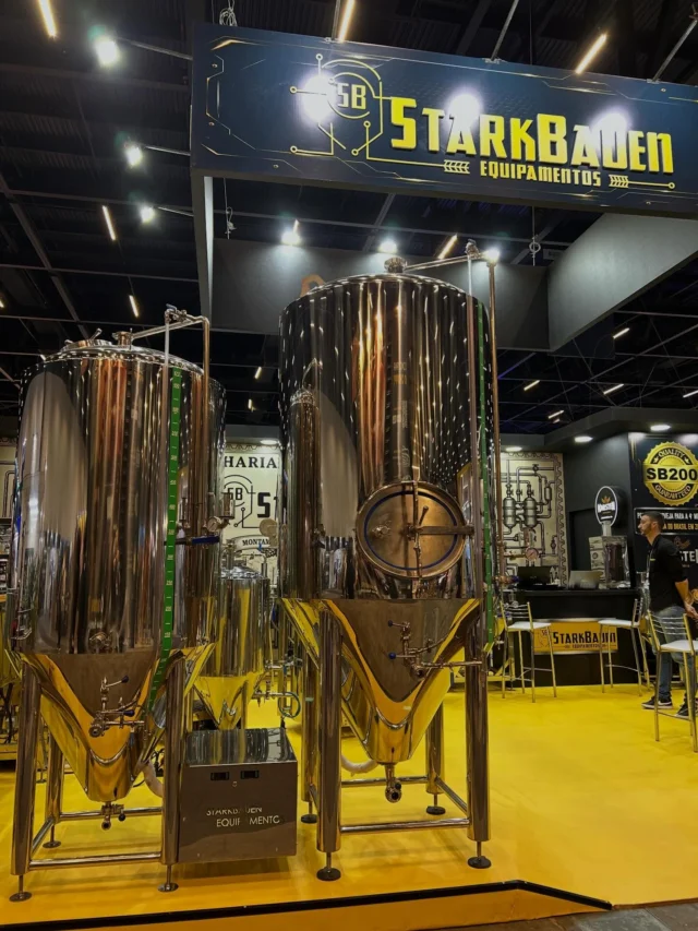 PRODUZIR EM GRANDE ESCALA NUNCA FOI TÃO SEGURO! 🍺📈Chegou a hora de levar a sua produção para os modelos de 600 ou 1000 litros com a robustez que a sua marca exige!
O Tanque Auto Refrigerado StarkBauen é o modelo profissional mais completo do mercado.
Graças ao seu sistema exclusivo de Duplo Compressor e Dupla Medição Térmica, você tem dois tanques em um quando o assunto é resfriamento. Você controla perfeitamente a refrigeração por zonas, evitando picos térmicos e mantendo o padrão do primeiro ao último gole.
Tudo o que você precisa já vem incluso de fábrica:
✓ Construção robusta 100% em Inox AISI 304 com acabamento sanitário impecável.
✓ Válvulas borboleta sanitárias SMS.
✓ Válvula Spunding para carbonatação natural.
✓ Mangueira de nível e fita volumétrica integradas.
✓ Spray Ball para processos CIP rápidos e práticos.
Não improvise na hora de crescer.
Invista em tecnologia nacional de alto desempenho.🔗 Clique no link da bio para acessar o site starkbauen.com.br ou converse com nossos especialistas direto pelo Direct!#cervejariaartesanal #nanocervejaria #equipamentocervejeiro #tanquefermentador #starkbauen