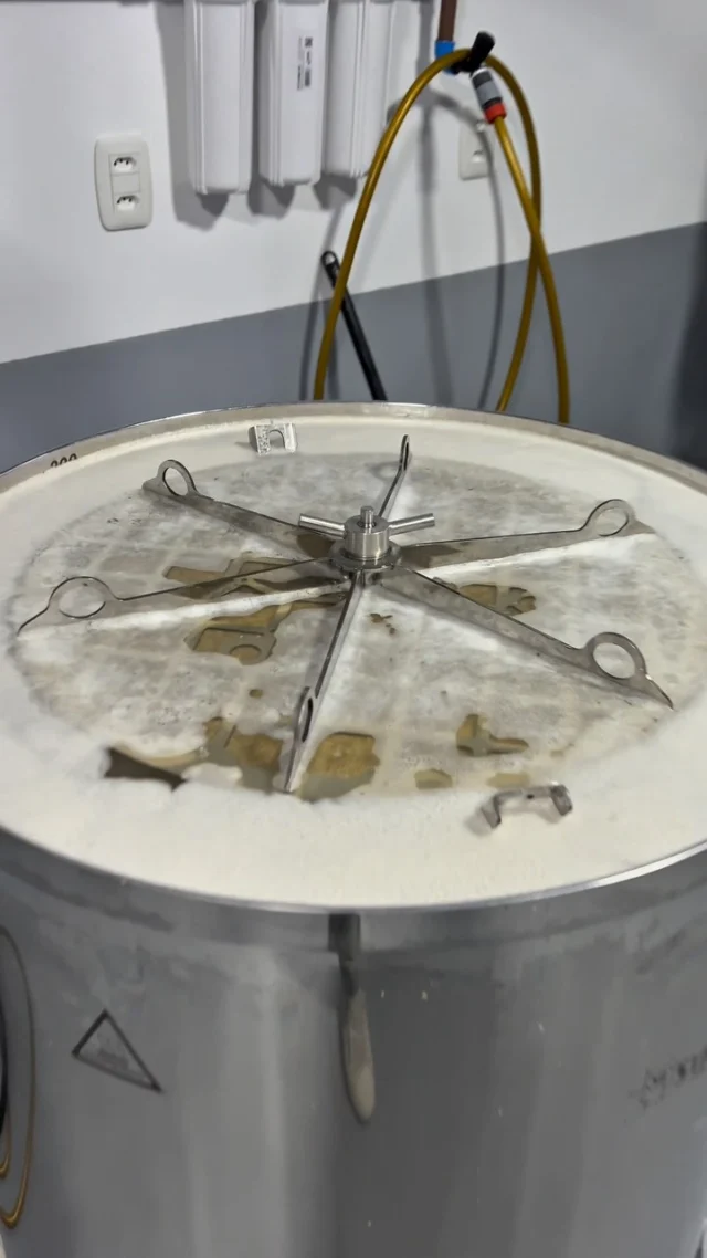 🚀 ATÉ QUANDO VOCÊ VAI BRINCAR DE FAZER CERVEJA?Ficar limitado por panelas improvisadas e falta de espaço para fermentar é o que está separando você de ter uma cervejaria de verdade.
Olha esse combo rodando na casa de um cliente StarkBauen: a nossa Single Vessel SB100 trabalhando em perfeita sintonia com o Tanque de 300L.Fábrica compacta, automatizada e projetada por quem entende de engenharia cervejeira.
Menos trabalho manual, zero erro de lote e o triplo de capacidade produtivaSe você cansou do amadorismo e quer produzir igual gente grande, a hora é agora#cervejaartesanal #microcervecería #homebrew #brassagemISSO É A STARKBAUEN🍻⬇️🤙🏽🍻⬇️🤙🏽🍻⬇️🤙🏽
WhatsApp - (47) 3271-5368
contato@starkbauen.com.br
www.starkbauen.com.br