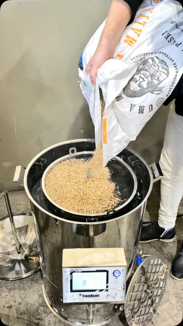 🍻 O RITUAL MUDOU. A ESSÊNCIA CONTINUA A MESMAQuem faz cerveja em casa sabe: não é só um hobby. É alquimia. É a expectativa de ver o malte encontrar a água, o perfume do lúpulo invadindo a casa e o orgulho de servir uma criação própria para os amigos.Mas a verdade é que o processo tradicional cobra o seu preço. Horas controlando o fogo, o medo de errar a rampa por dois graus e aquela bagunça que toma conta da cozinha inteira.A engenharia existe para libertar a sua criatividade, não para te prender ao fogãoNós projetamos a StarkBauen SB40 exatamente para isso.
Uma panela Single Vessel totalmente automatizada, compacta e robusta, feita sob medida para o cervejeiro caseiro que cansou do improviso e exige repetibilidade perfeita em cada loteControle digital absoluto de tempo e temperatura. Recirculação contínua e eficiente. A potência de uma fábrica, desenhada para a sua casa.
Está na hora de parar de se preocupar com as panelas e focar apenas na sua receita.O próximo nível da sua produção artesanal começa aqui.👇QUER ESSA EVOLUÇÃO NA SUA COZINHA?
Comente HOMEBREW aqui embaixo que o nosso time vai te enviar todas as especificações e condições direto no seu Direct!ISSO É A STARKBAUEN🍻⬇️🤙🏽🍻⬇️🤙🏽🍻⬇️🤙🏽
WhatsApp - (47) 99730 0653
contato@starkbauen.com.br
www.starkbauen.com.br#StarkBauen #Homebrew #CervejaArtesanal #FazerCervejaEmCasa #CervejeiroCaseiro