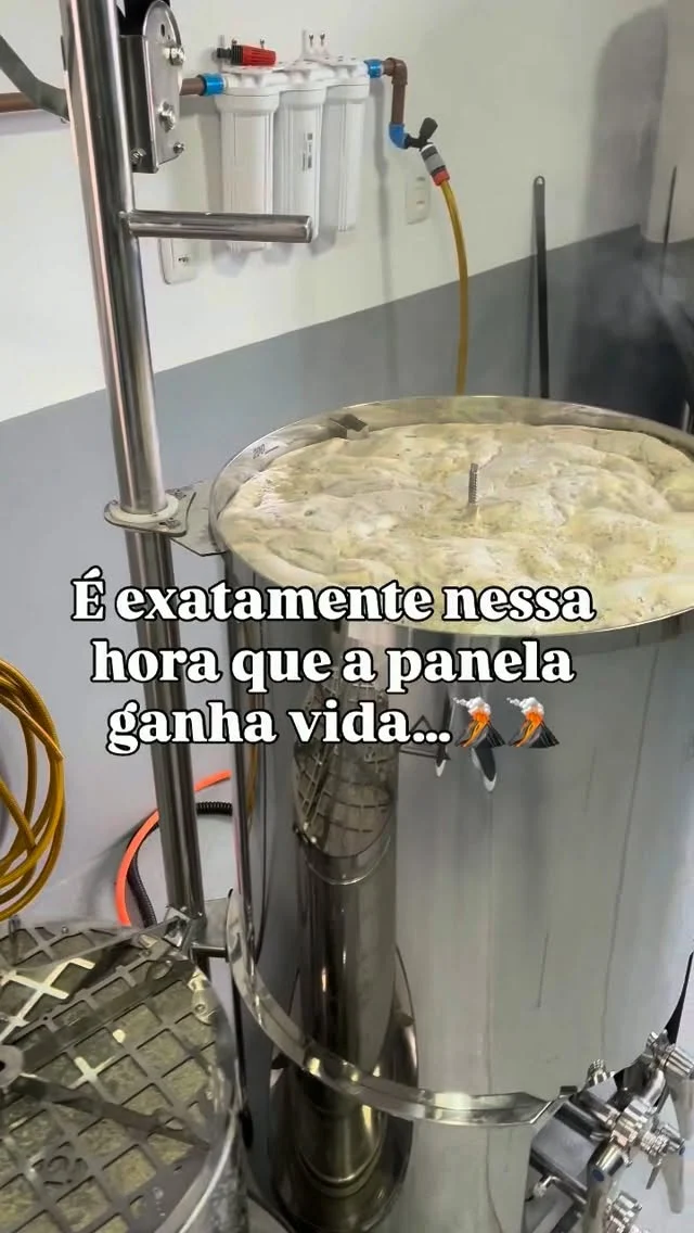 SE PISCAR JA ERA 👀👇Nada supera a satisfação visual de uma fervura perfeita na StarkBauen.Se você sentiu o cheiro de lúpulo só de olhar para esse vídeo, você é dos nossos!🍺🍻Conta aqui nos comentários: qual receita você colocaria para ferver nessa panela hoje? 💬#Starkbauen #FabricacaoDeCerveja #BrassagemDoDia #Artesanal #BebaLocal Brewers